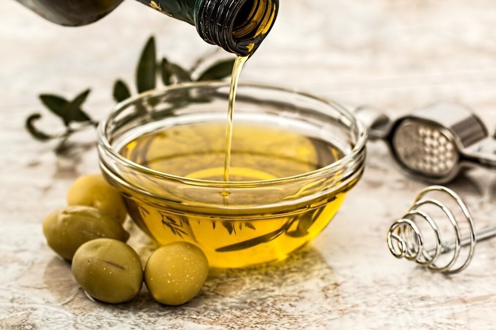 olio d'oliva in ciotola